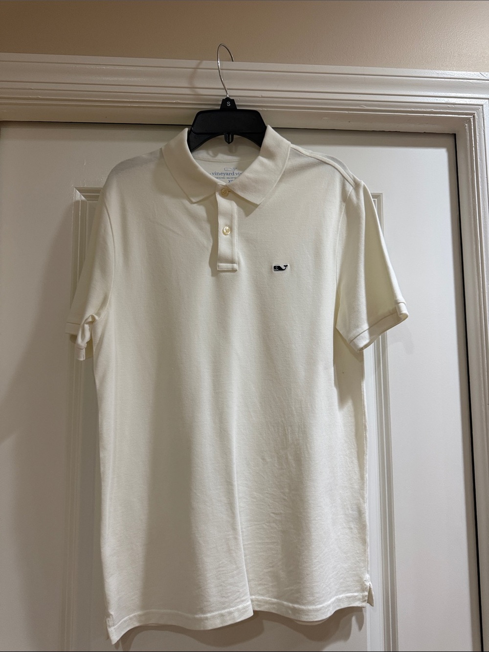 Vineyard Vines Men's White Polo with Navy Whale Emblem